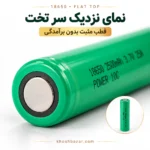 نمای نزدیک قطب مثبت تخت باتری 18650 سبز با حلقه عایق دور قطب