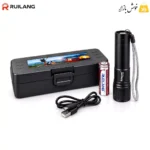 چراغ قوه رویلانگ RL-S003 کنار جعبه حمل، باتری شارژی و کابل Type-C